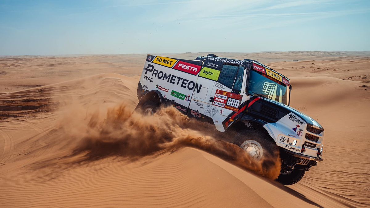 Dakar v půlce! V kamionech je to Macík s Lopraisem vs. van den Brink, v autech se blýsknul Prokop